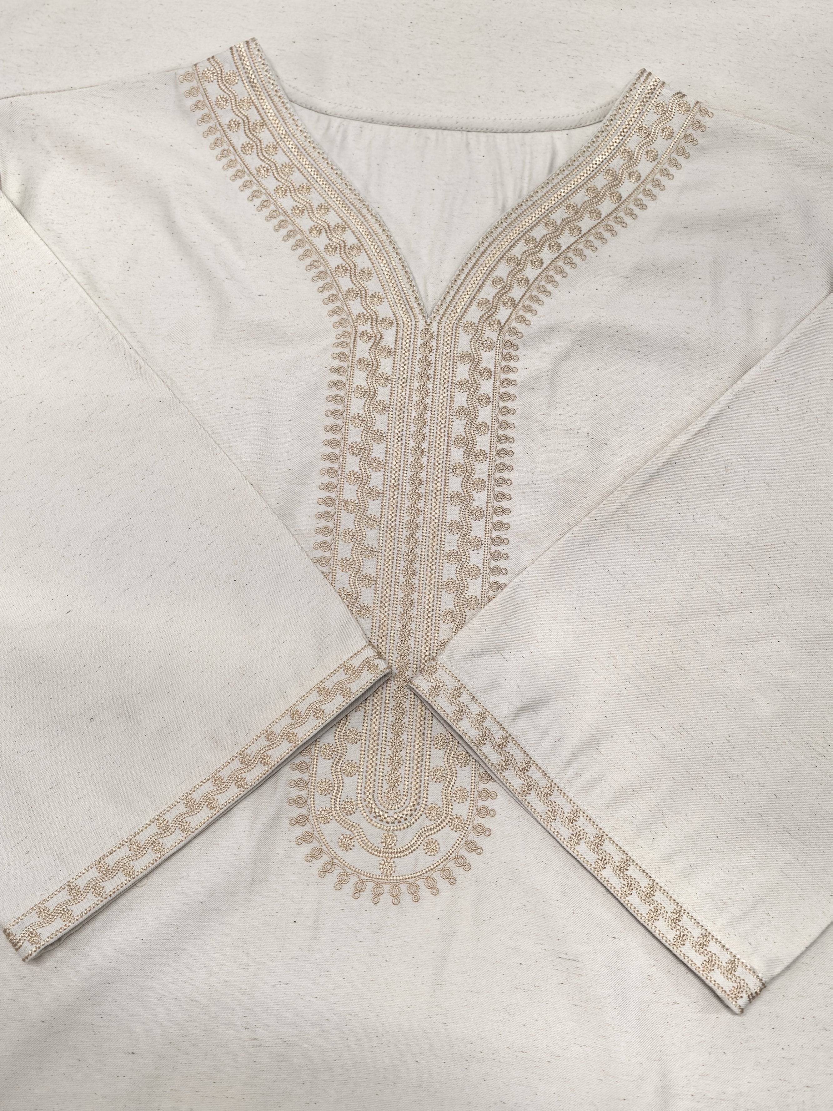 ثوب عربي تقليدي رجالي من Eibbylink – بأكمام 3/4 وياقة على شكل V، مزوّد بجيوب جانبية وتطريز مغربي، مصنوع من قماش كتان قابل للتنفس لراحة طوال المواسم، بقصّة O، مثالي كلباس إسلامي أو جلباب رجالي أنيق - Ebuy.sa