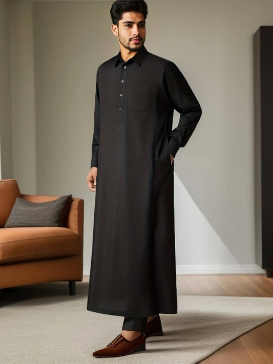 جلباب رجالي تقليدي شرق أوسطي – بقصة واسعة وأكمام طويلة، ياقة كلاسيكية وجيوب على الصدر، مصنوع من بوليستر 100%، باللون الأسود السادة، مثالي للمناسبات الثقافية وشهر رمضان والمناسبات الرسمية، هدية مثالية للكبار ولشهر رمضان. - Ebuy.sa