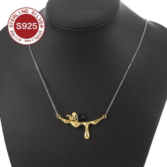 قلادة أنيقة بتصميم نحلة من الفضة الاسترلينية 925 - Ebuy.sa