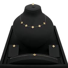 طقم مجوهرات أنيق للسيدات بتصميم زهرة رباعية - Ebuy.sa