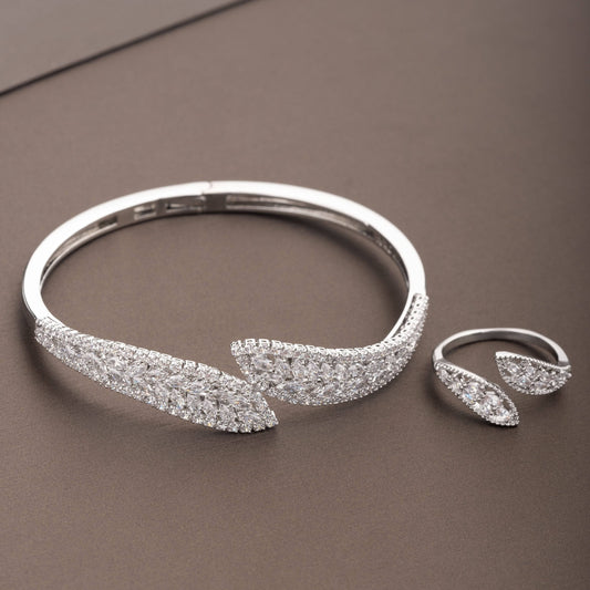 طقم أنيق بتصميم القصر – سوار وخاتم مرصع بأوراق الزركونيا المكعبة - Ebuy.sa