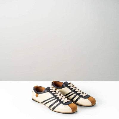 ‎  حذاء نسائي عصري باللون الأبيض - Ebuy.sa