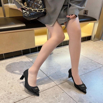 ‎  حذاء نسائي بكعب كلاسيك بلون أسود