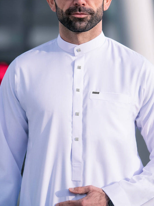 ثوب عربي تقليدي رجالي | مزيج بوليستر وإيلاستان باللون الأبيض | قصة واسعة غير رسمية بياقة واقفة وأزرار زينة | جلابية بأكمام طويلة لجميع المواسم | مثالي لاحتفالات عيد الأضحى | قابل للغسل يدويًا - Ebuy.sa