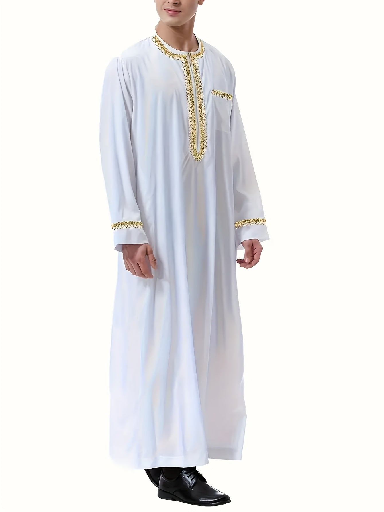 ثوب مسلم رجالي أبيض بأكمام طويلة وتطريز ذهبي متباين – جلباب سعودي شرق أوسطي، مناسب للصلاة والعبادة، واسع ومريح، بياقة دائرية، مصنوع من مزيج بوليستر، زي إسلامي تقليدي لجميع المواسم، هدية مثالية للكبار