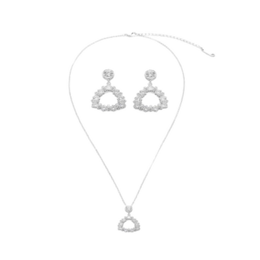 ‎ طقم نسائي من حلق وسلسال بلون فضي - Ebuy.sa